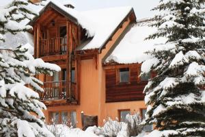 Chalets Le Queyrellin hameau des Chazals Nevache Hautes Alpes : photos des chambres