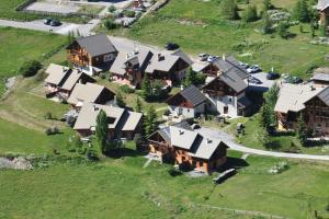 Chalets Le Queyrellin hameau des Chazals Nevache Hautes Alpes : photos des chambres