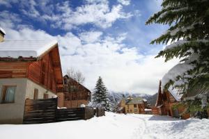 Chalets Le Pignotto Hameau des Chazals Nevache Hautes Alpes : photos des chambres