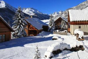 Chalets Le Pignotto Hameau des Chazals Nevache Hautes Alpes : photos des chambres