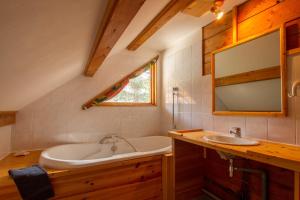 Chalets L'Elva Hameau des Chazals Nevache Hautes Alpes : photos des chambres