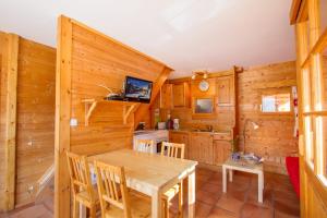 Chalets L'Elva Hameau des Chazals Nevache Hautes Alpes : photos des chambres