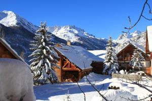 Chalets L'Elva Hameau des Chazals Nevache Hautes Alpes : photos des chambres