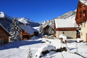 Chalets Le Taquo Hameau des Chazals Nevache Hautes Alpes : photos des chambres