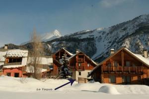 Chalets Le Taquo Hameau des Chazals Nevache Hautes Alpes : photos des chambres