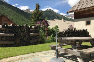 Chalets Le Taquo Hameau des Chazals Nevache Hautes Alpes : photos des chambres