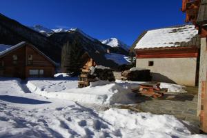 Chalets Le Taquo Hameau des Chazals Nevache Hautes Alpes : photos des chambres