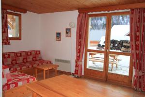 Chalets Le Taquo Hameau des Chazals Nevache Hautes Alpes : photos des chambres