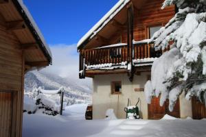 Chalets Le Baouba Hameau des Chazals Nevache Hautes Alpes : photos des chambres