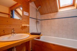 Chalets Le Baouba Hameau des Chazals Nevache Hautes Alpes : photos des chambres