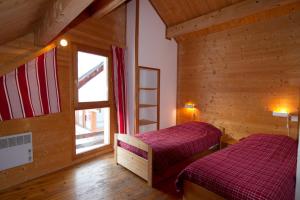 Chalets Le Baouba Hameau des Chazals Nevache Hautes Alpes : photos des chambres
