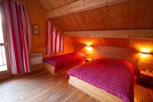 Chalets Le Baouba Hameau des Chazals Nevache Hautes Alpes : photos des chambres