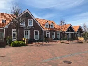 Friesischer Hof, Ferienwohnungen mit Indoor Spielplatz, kostenfreien Parkplatz und W-Lan - Hage
