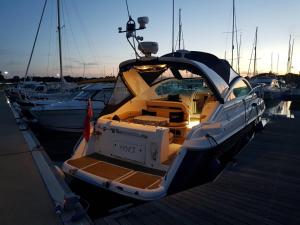 Y-Knot-Two Bedroom Luxury Motor Boat In Lymington