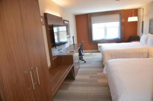 Standard Queen Room with Two Queen Beds and Tub - Mobility/Communications Accessible room in Holiday Inn Express Hotel & Suites Rochester an IHG Hotel