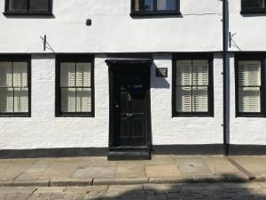 "Wesley House" Historic home in town Centre with Parking Options