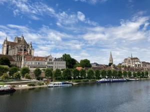 Appartements Et au pied coule une riviere, situation et vue ideales : photos des chambres