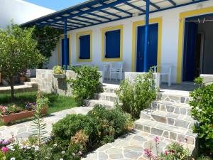 Prombona Petrino Spiti Studios Paros Greece