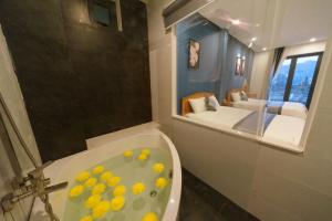 Phòng 4 Người Có Ban Công (Quadruple Room with Balcony)