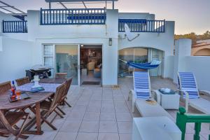 15 Skiathos-Spacious Family Beachfront apartment
