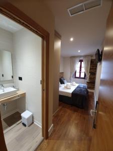 Twin Room room in Albergue Casa Cuartel