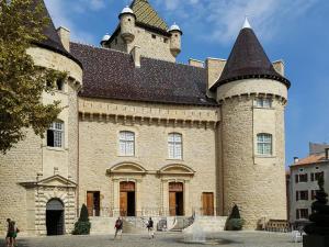 Maisons de vacances Lovely holiday home with swimming pool in Ard che 16km from Vallon Pont d Arc : photos des chambres