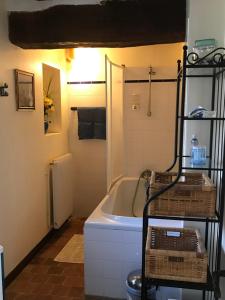 B&B / Chambres d'hotes Le Logis de la Pataudiere : Chambre Double avec Salle de Bains Privative