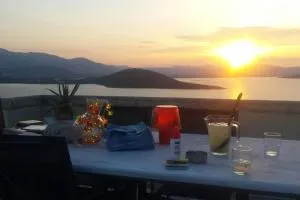 Secluded house with great view and private beach - Livanátai