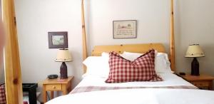 Deluxe Double Room with Bath room in Timbercliffe Cottage Inn