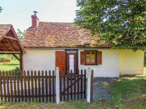 Maisons de vacances Welcoming cottage in Savignac L drier with garden : photos des chambres