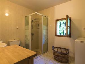 Maisons de vacances Welcoming cottage in Savignac L drier with garden : photos des chambres