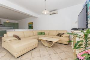 Villa Ozzi with 9 bedrooms & private Pool