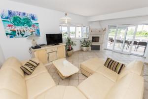 Villa Ozzi with 9 bedrooms & private Pool