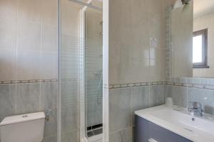 Hotels Hotel Les Palmiers En Camargue : Chambre Triple Confort avec Balcon