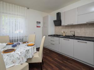 Holiday Home Lola by Interhome