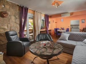 Holiday Home Lola by Interhome