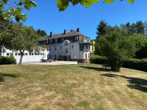 Nürburgring Ferienhaus m. Parkplatz - Klima - Garten und viel Pl