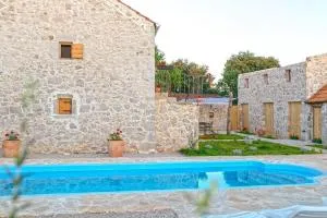 Heritage House Vrime - stone house with heated pool - Lađevci