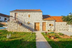 Heritage House Vrime - stone house with heated pool