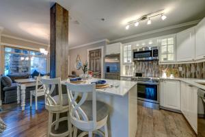 Sunpath Retreat- Convenience Meets Comfort & Style - 4hvězdičkové hotely ve městě Whistler