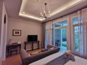 The Castell Condo by Nutthiwan room 912 and 921