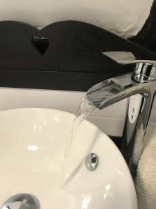 "Wesley House" Historic home in town Centre with Parking Options