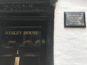 "Wesley House" Historic home in town Centre with Parking Options
