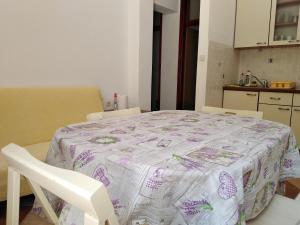Apartments Lalić - Two bedroom ground floor apartment close to the beach