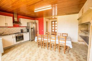 Maisons de vacances Gite du Houx - Domaine de Bardenat avec Piscine chauffee : photos des chambres