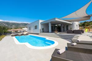 Villa Immortelle with pool and sea view