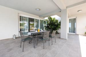 Villa Immortelle with pool and sea view