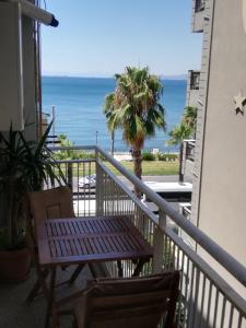 Athens Riviera apt with seaview, 15' to Acropolis - Hotel 4 stelle a Atene
