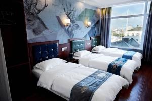 Standard Triple Room with Sea View room in Holiday Hotel