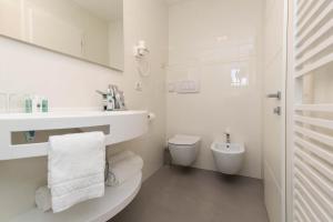 Double or Twin Room with Lake View room in Hotel Vega